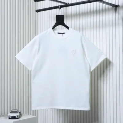 Kurzärmeliges Hemd mit charakteristischer Stickerei auf der Brust