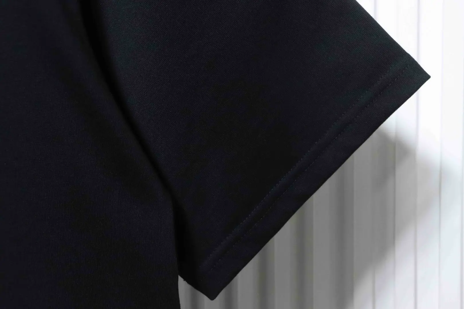 Kurzärmeliges Hemd mit charakteristischer Stickerei auf der Brust – Bild 7