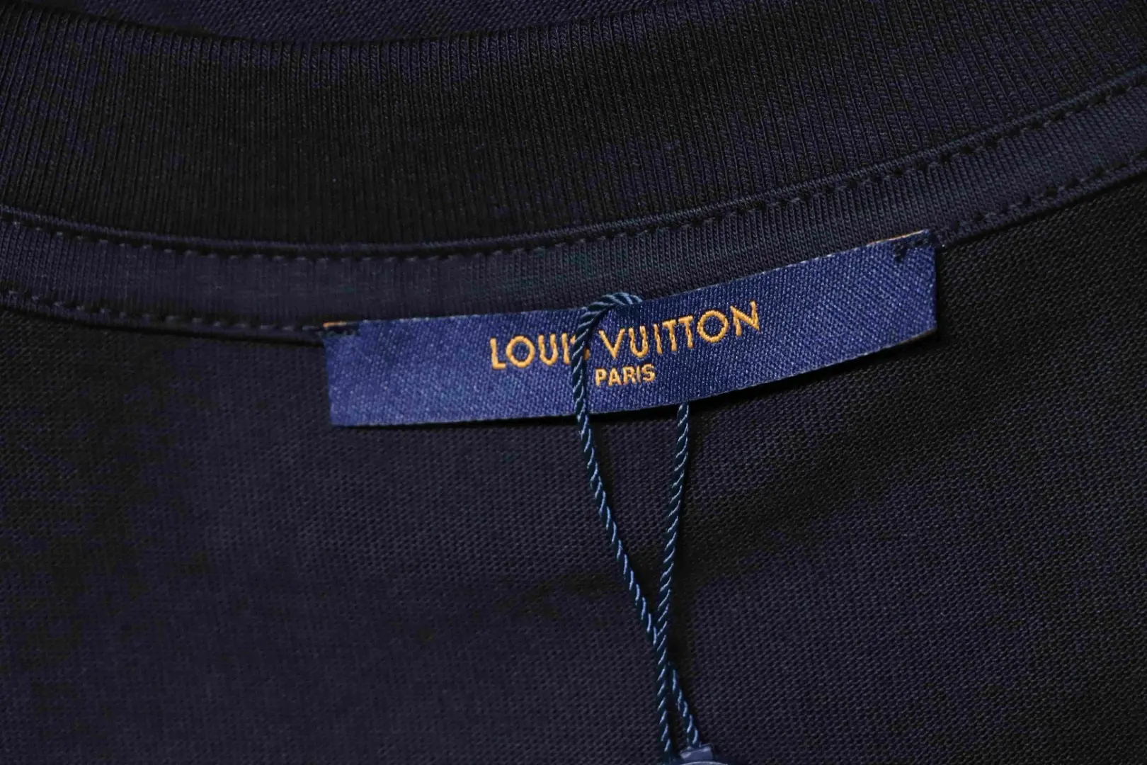 Kurzärmeliges Hemd mit charakteristischer Stickerei auf der Brust – Bild 12