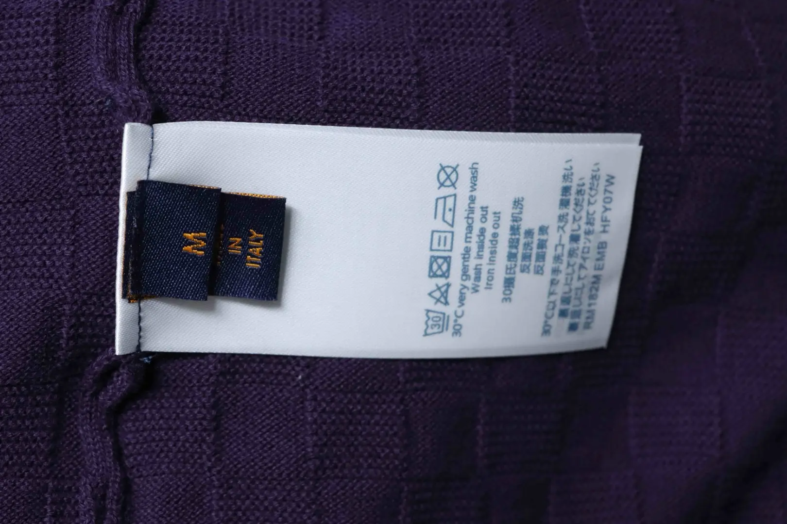 Kurzärmeliges Jacquard-Top mit dezentem Karomuster und Buchstabenstickerei – Bild 7