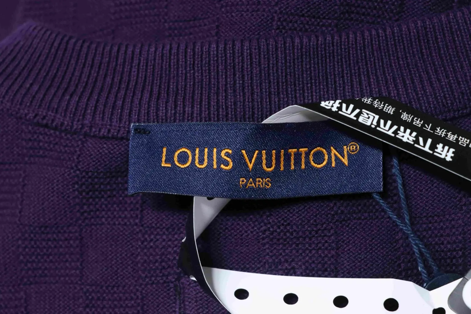 Kurzärmeliges Jacquard-Top mit dezentem Karomuster und Buchstabenstickerei – Bild 8