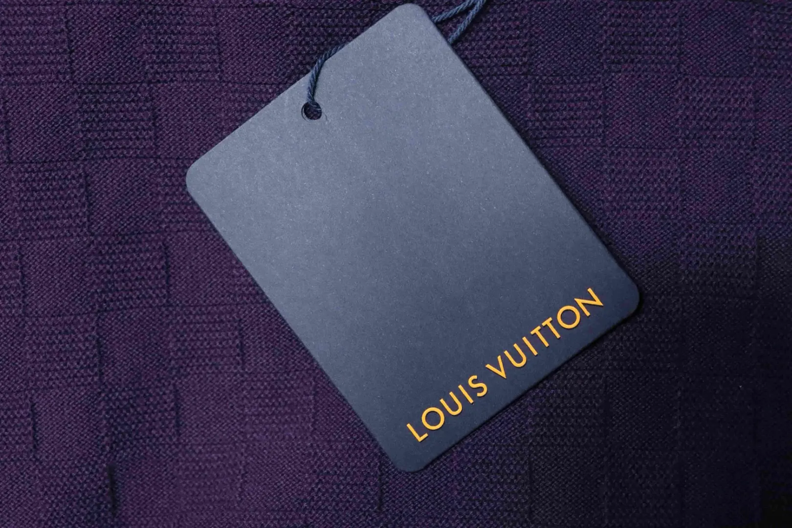 Kurzärmeliges Jacquard-Top mit dezentem Karomuster und Buchstabenstickerei – Bild 9