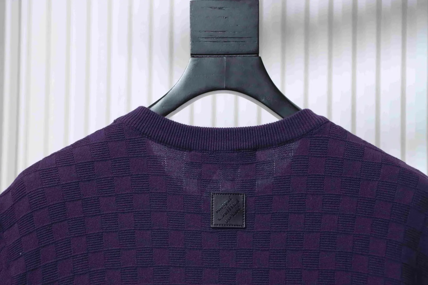 Kurzärmeliges Jacquard-Top mit dezentem Karomuster und Buchstabenstickerei – Bild 4