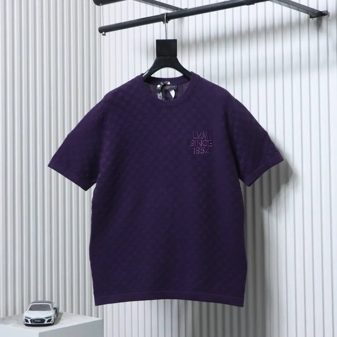 Kurzärmeliges Jacquard-Top mit dezentem Karomuster und Buchstabenstickerei