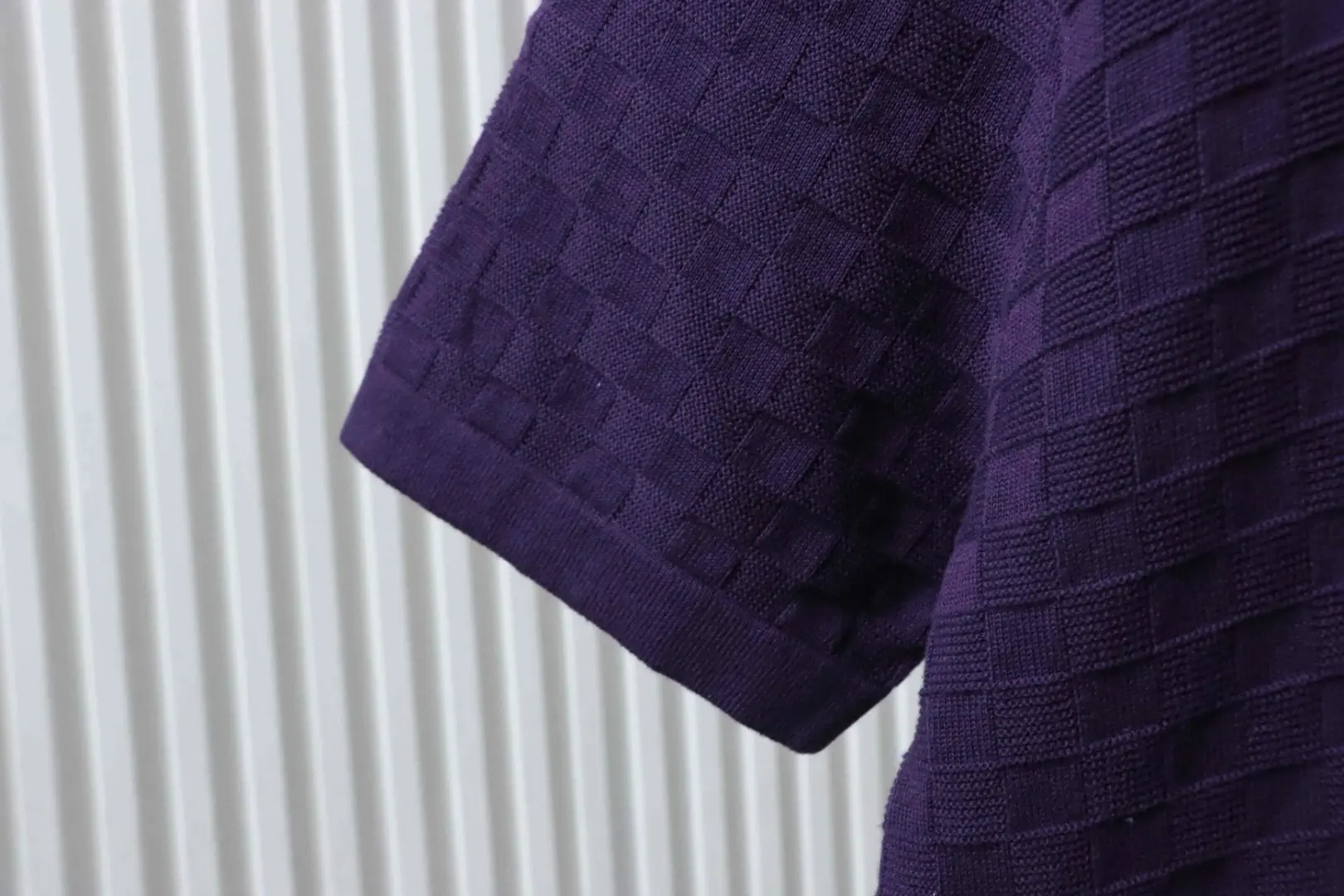 Kurzärmeliges Jacquard-Top mit dezentem Karomuster und Buchstabenstickerei – Bild 6