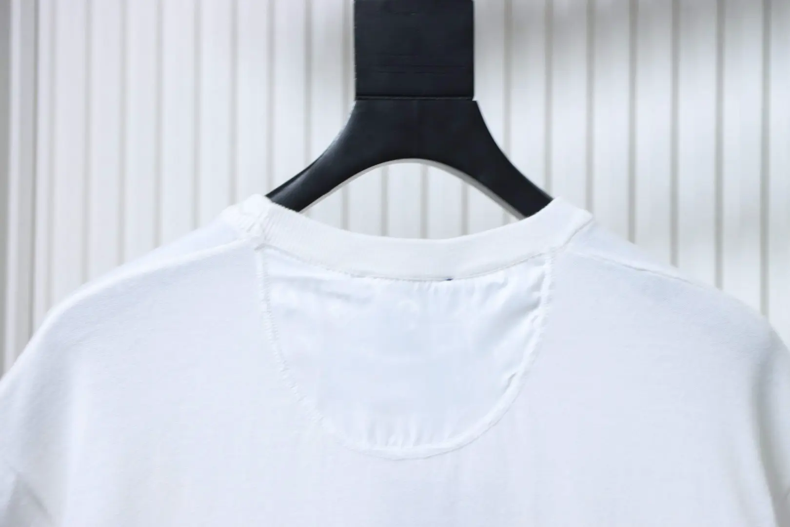 Kurzärmeliges Strick-T-Shirt mit Allover-Monogramm-Logo und Brusttasche – Bild 4