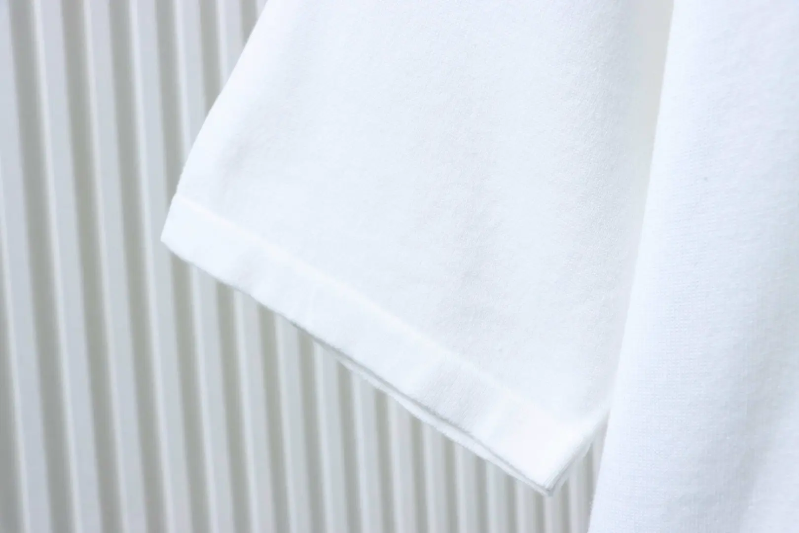 Kurzärmeliges Strick-T-Shirt mit Allover-Monogramm-Logo und Brusttasche – Bild 5