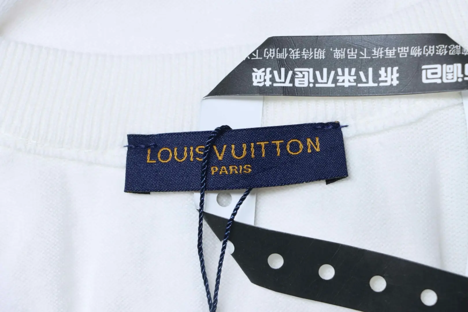 Kurzärmeliges Strick-T-Shirt mit Allover-Monogramm-Logo und Brusttasche – Bild 8