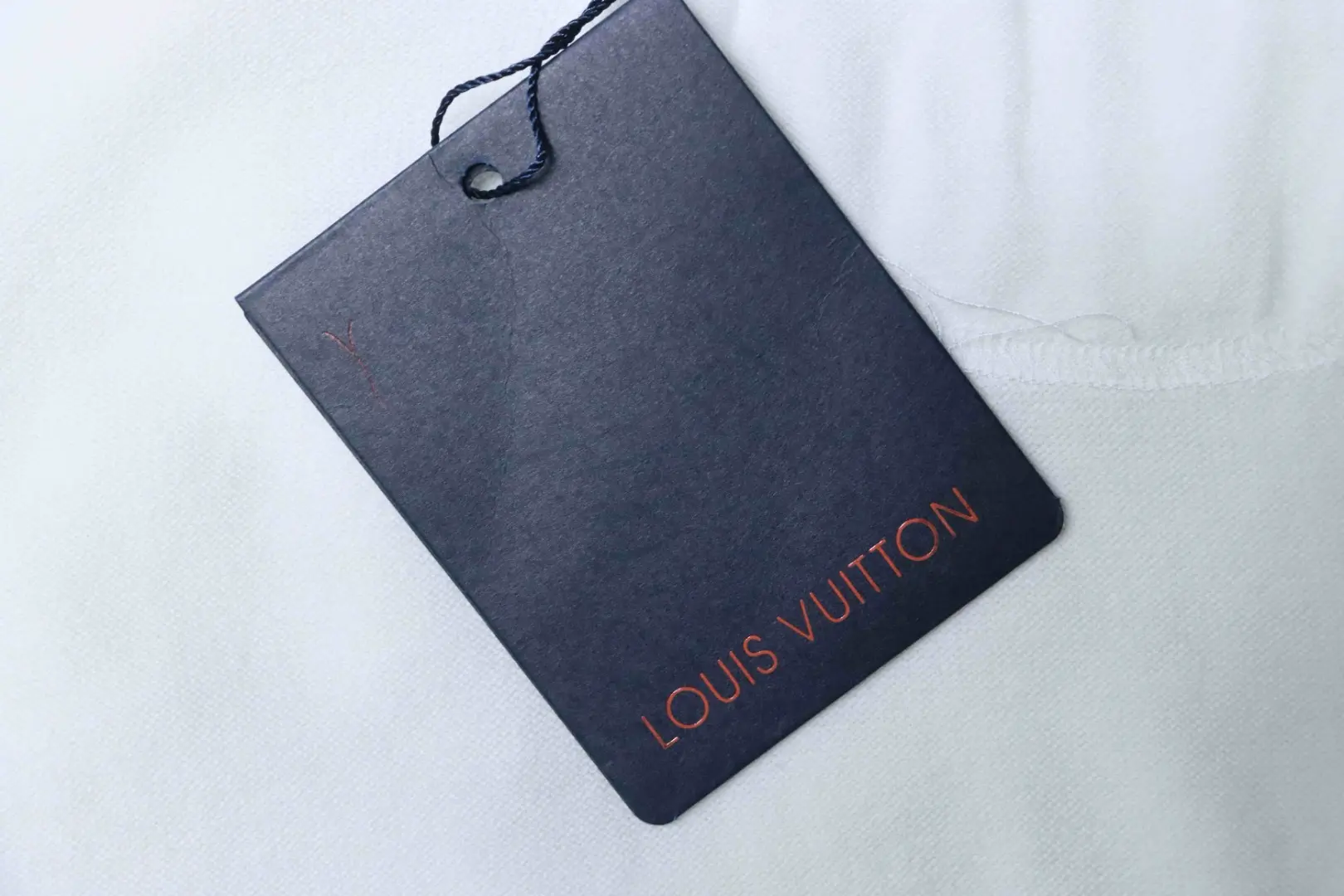 Kurzärmeliges Strick-T-Shirt mit Allover-Monogramm-Logo und Brusttasche – Bild 9