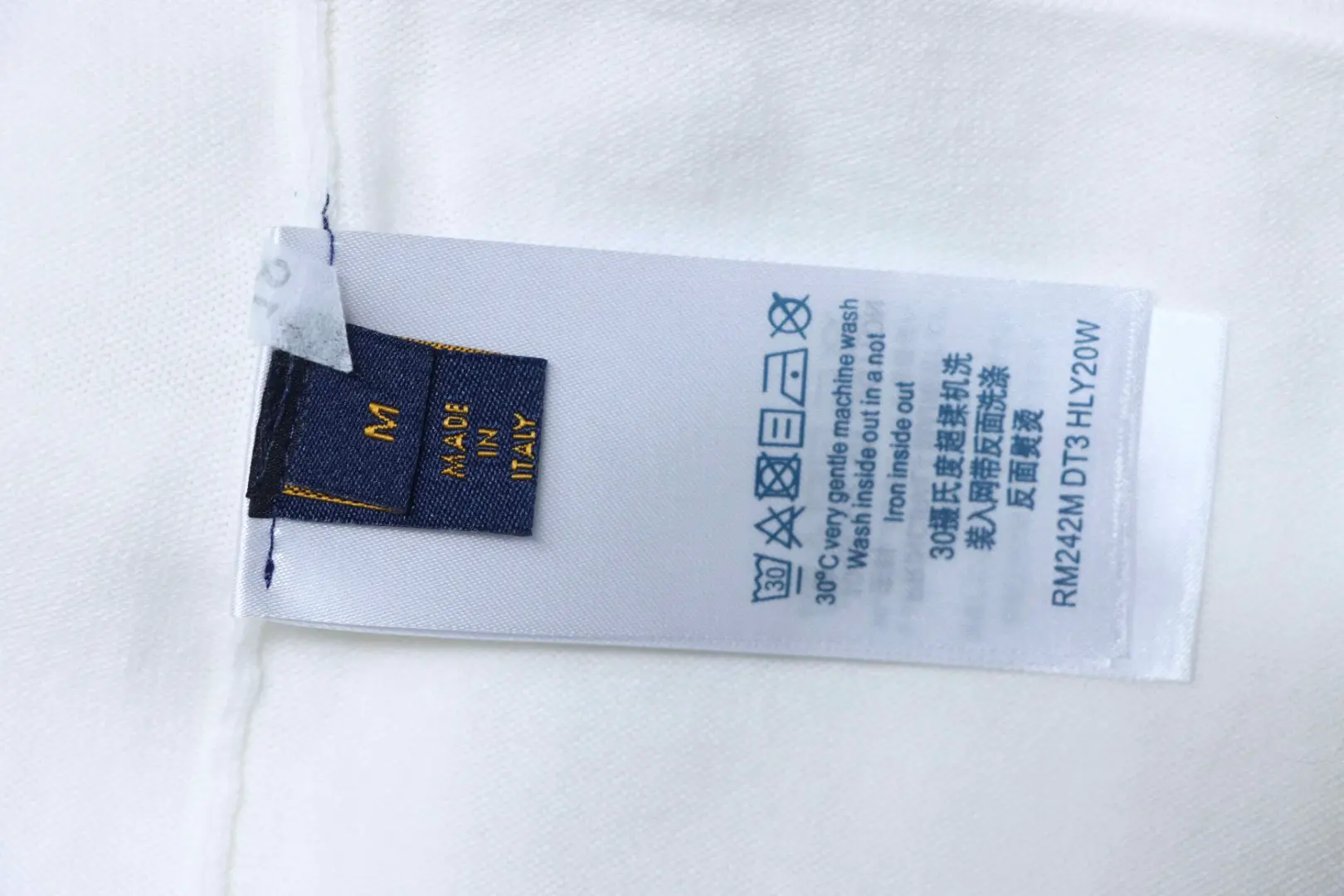 Kurzärmeliges Strick-T-Shirt mit Allover-Monogramm-Logo und Brusttasche – Bild 10