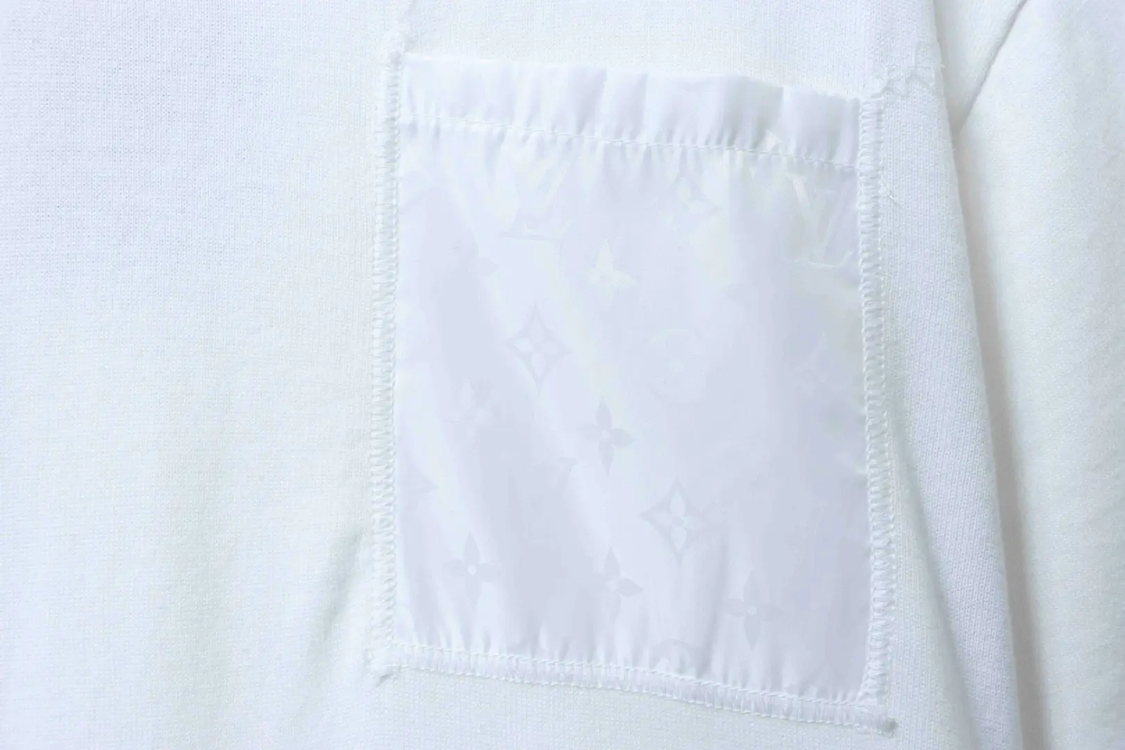 Kurzärmeliges Strick-T-Shirt mit Allover-Monogramm-Logo und Brusttasche – Bild 7