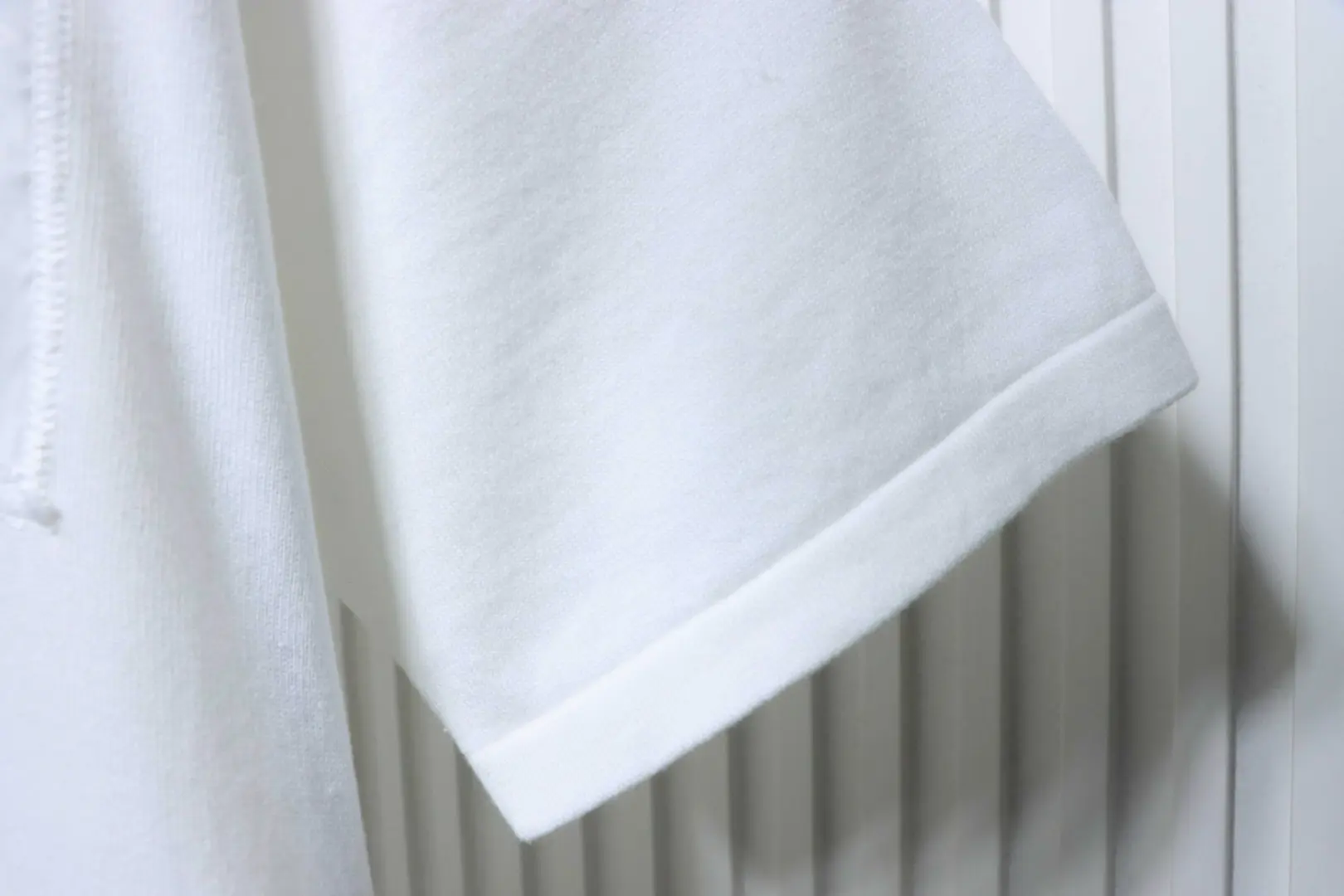 Kurzärmeliges Strick-T-Shirt mit Allover-Monogramm-Logo und Brusttasche – Bild 6