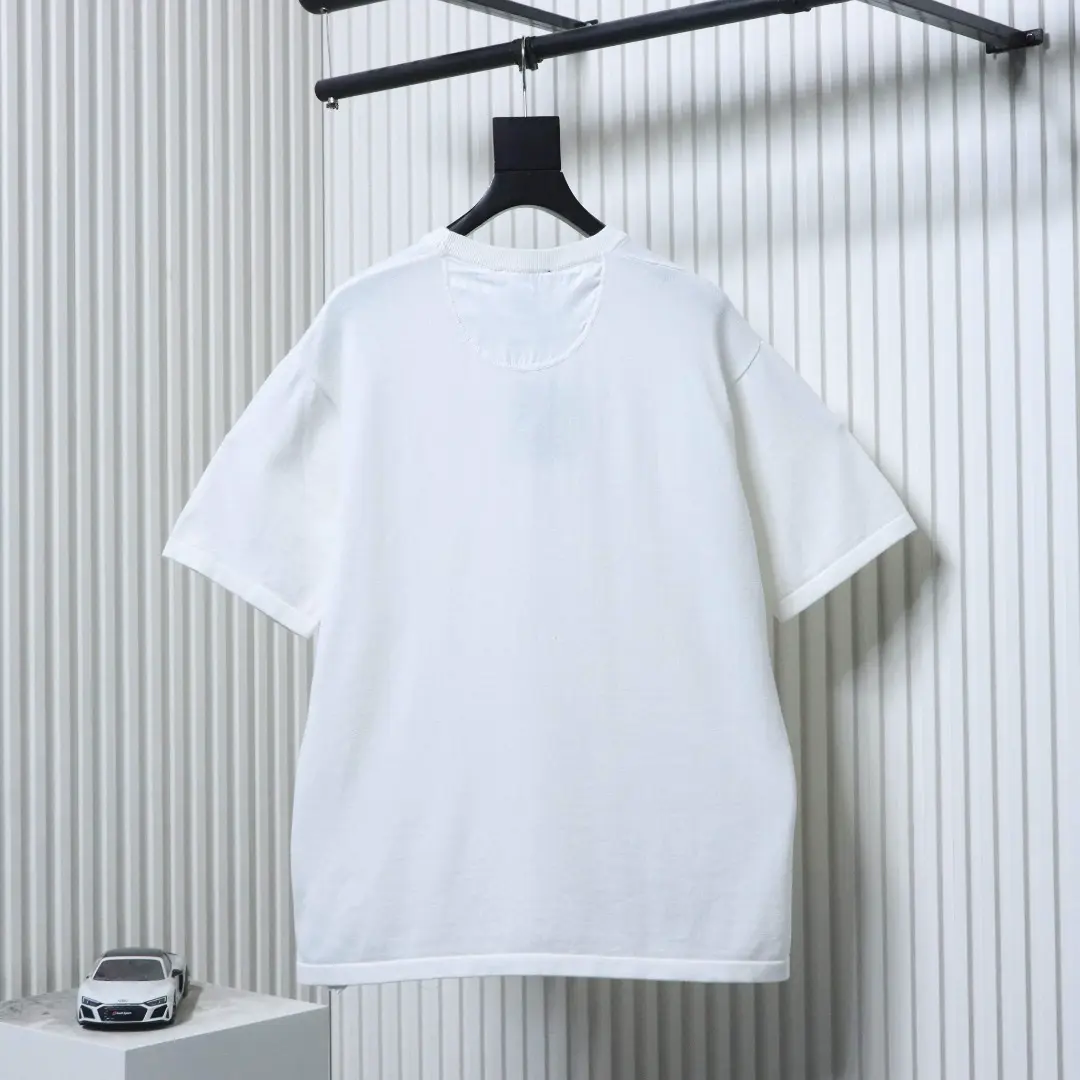 Kurzärmeliges Strick-T-Shirt mit Allover-Monogramm-Logo und Brusttasche – Bild 2