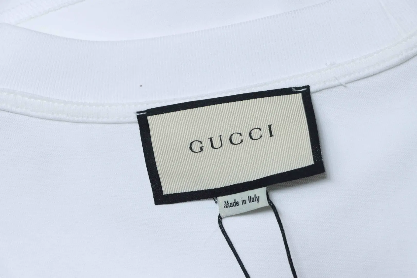 Kurzärmeliges T-Shirt mit rot-grün gesticktem Logo in Schleifenform an Schultern und Ärmeln – Bild 8