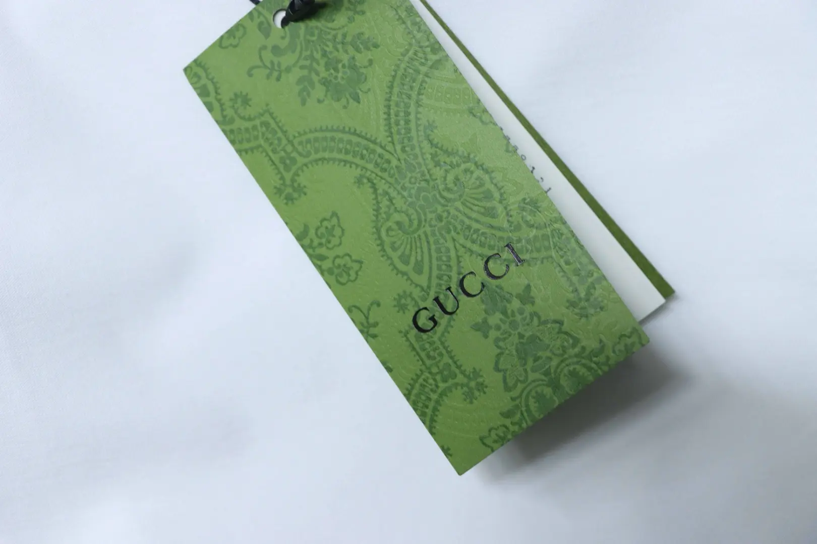 Kurzärmeliges T-Shirt mit rot-grün gesticktem Logo in Schleifenform an Schultern und Ärmeln – Bild 9