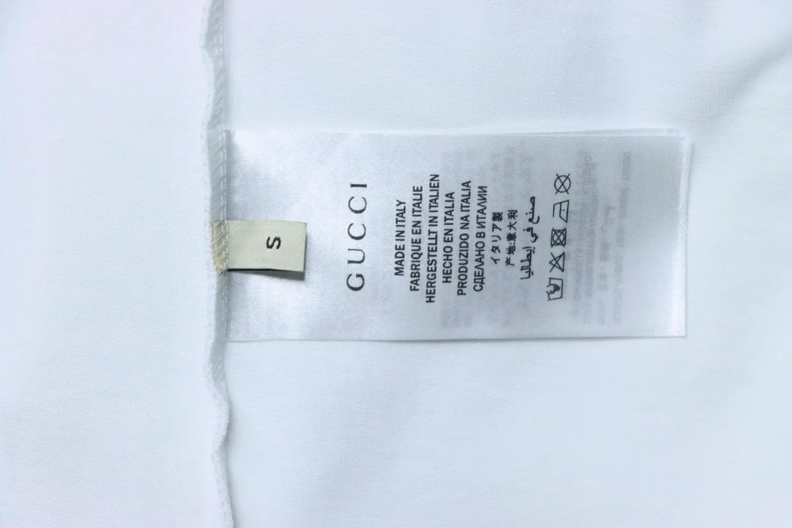 Kurzärmeliges T-Shirt mit rot-grün gesticktem Logo in Schleifenform an Schultern und Ärmeln – Bild 10