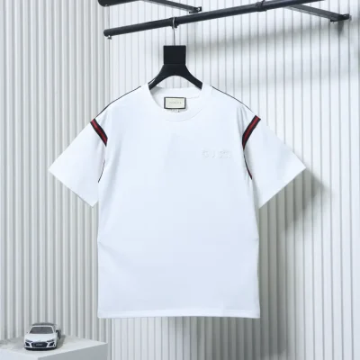 Kurzärmeliges T-Shirt mit rot-grün gesticktem Logo in Schleifenform an Schultern und Ärmeln