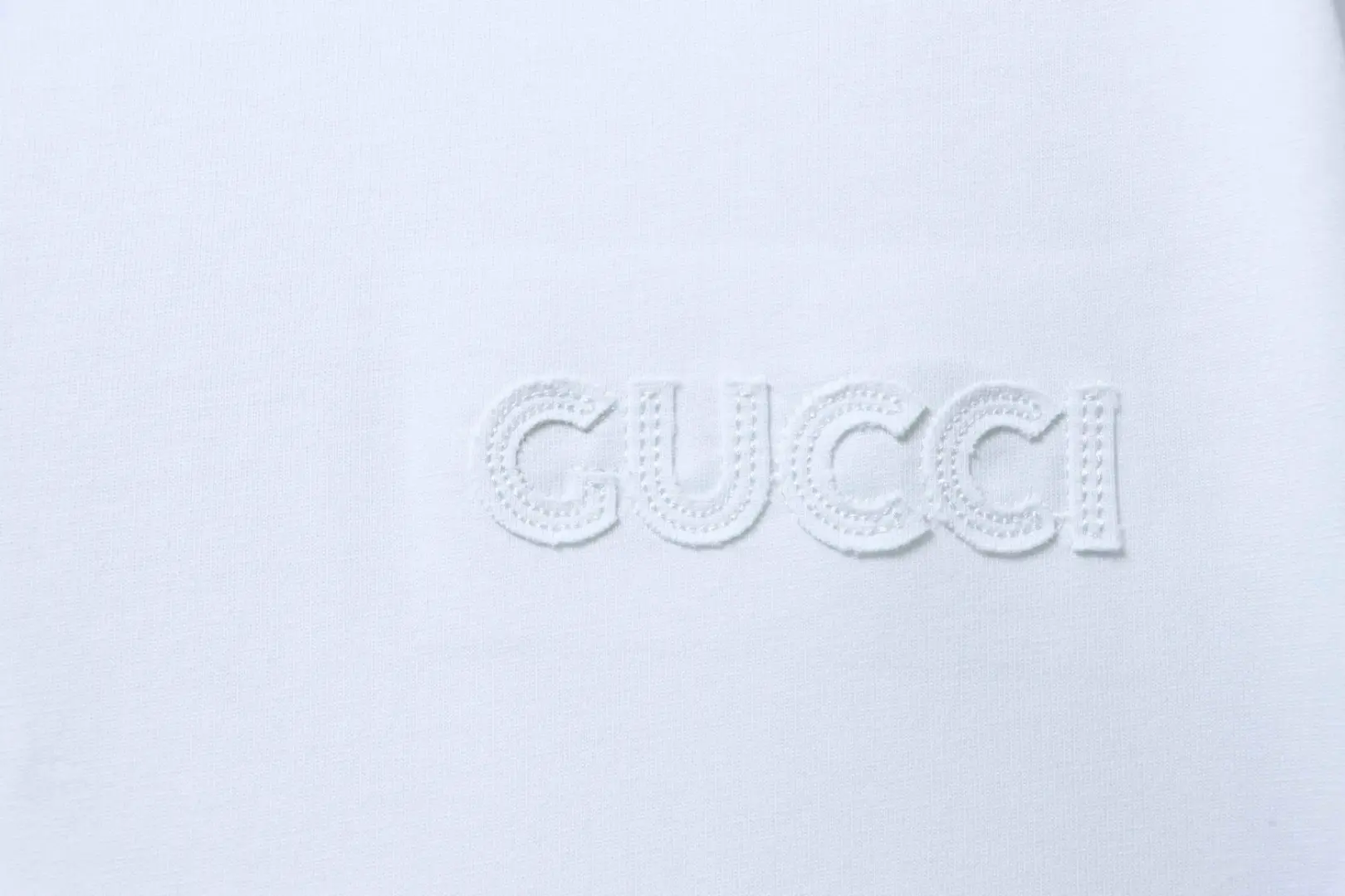 Kurzärmeliges T-Shirt mit rot-grün gesticktem Logo in Schleifenform an Schultern und Ärmeln – Bild 7