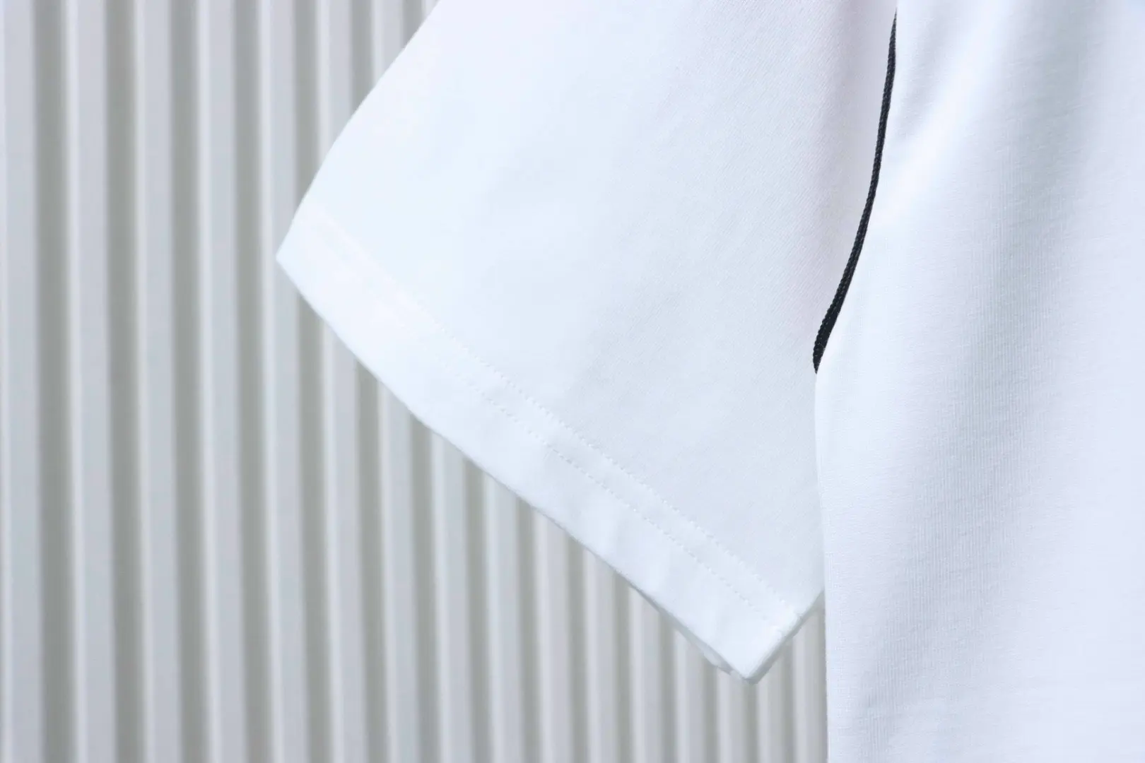 Kurzärmeliges T-Shirt mit rot-grün gesticktem Logo in Schleifenform an Schultern und Ärmeln – Bild 6