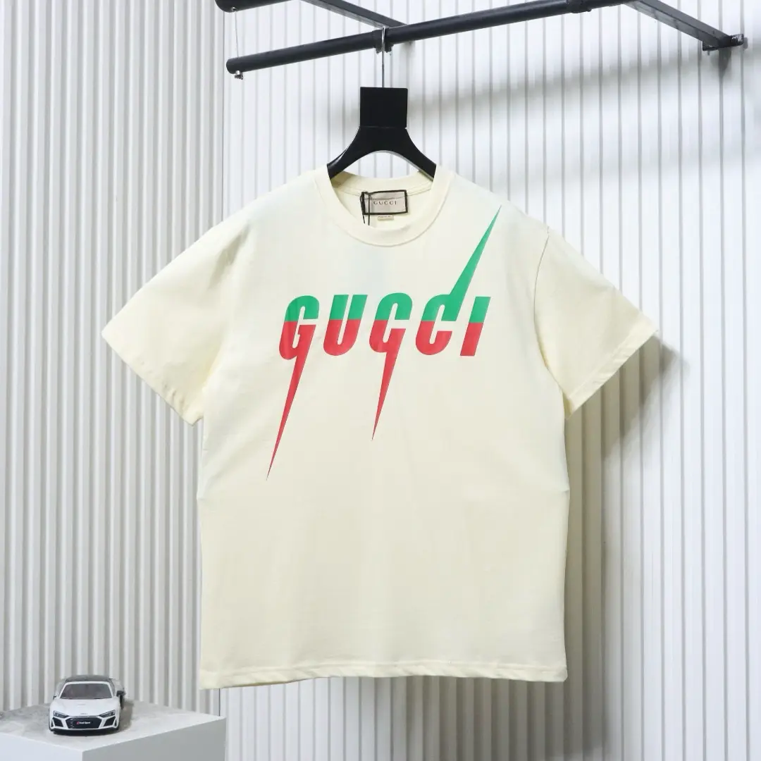 Kurzarm-T-Shirt mit Blitzmuster – Bild 11