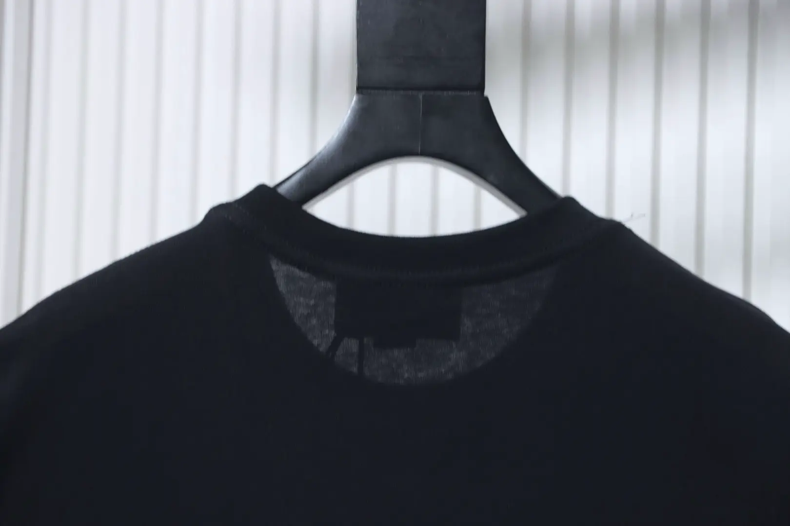 Kurzarm-T-Shirt mit Blitzmuster – Bild 4