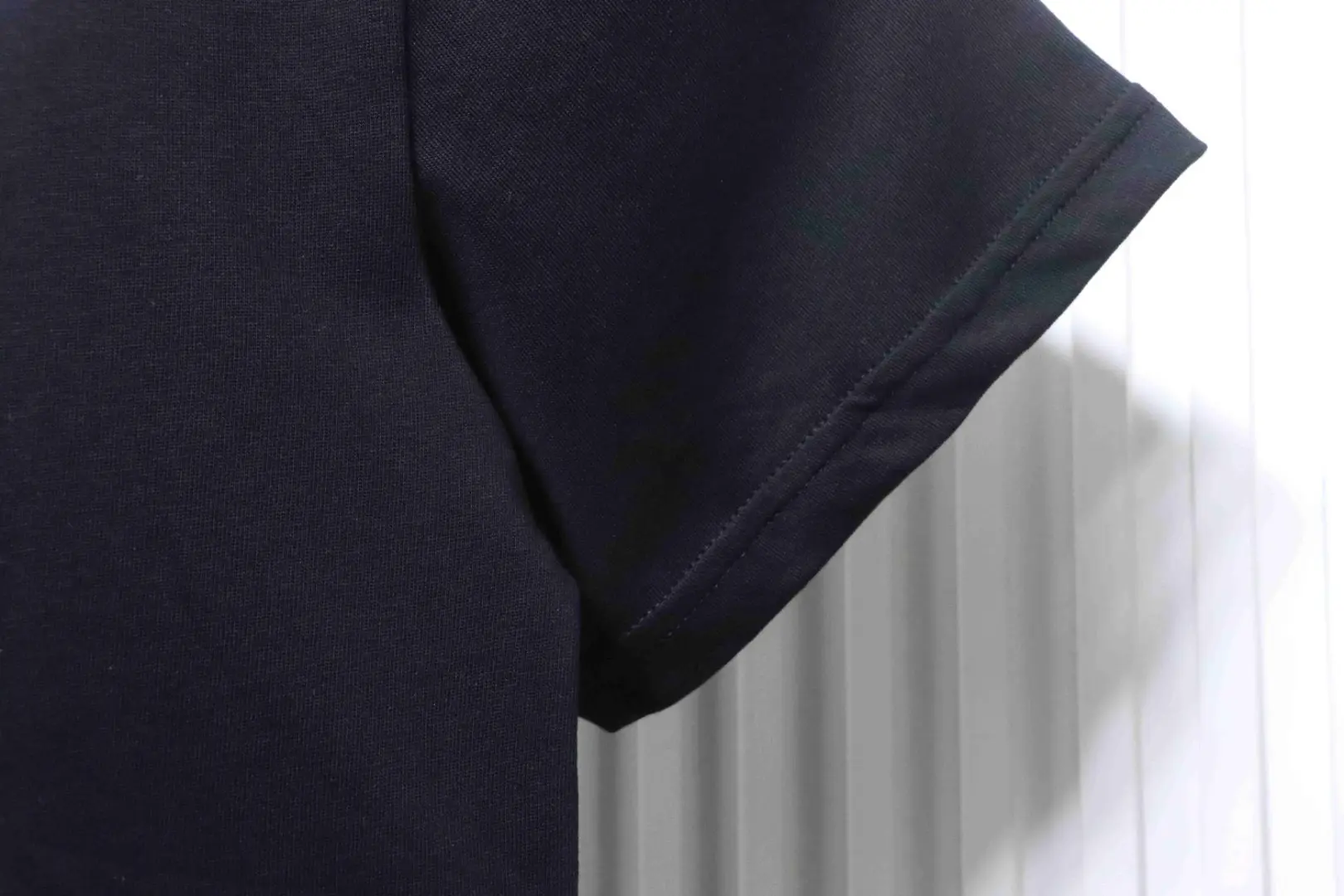 Kurzarm-T-Shirt mit Blitzmuster – Bild 6