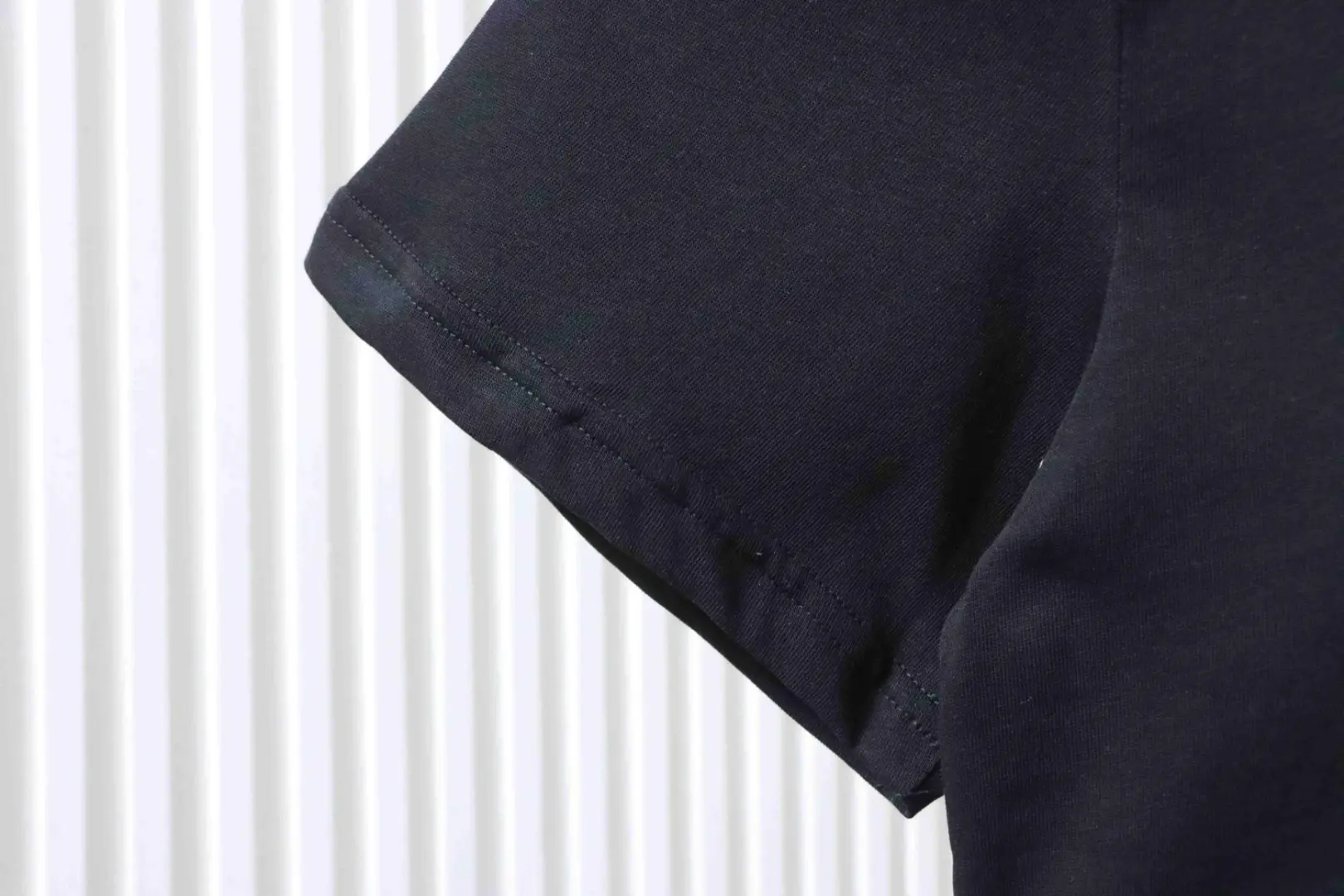 Kurzarm-T-Shirt mit Blitzmuster – Bild 7