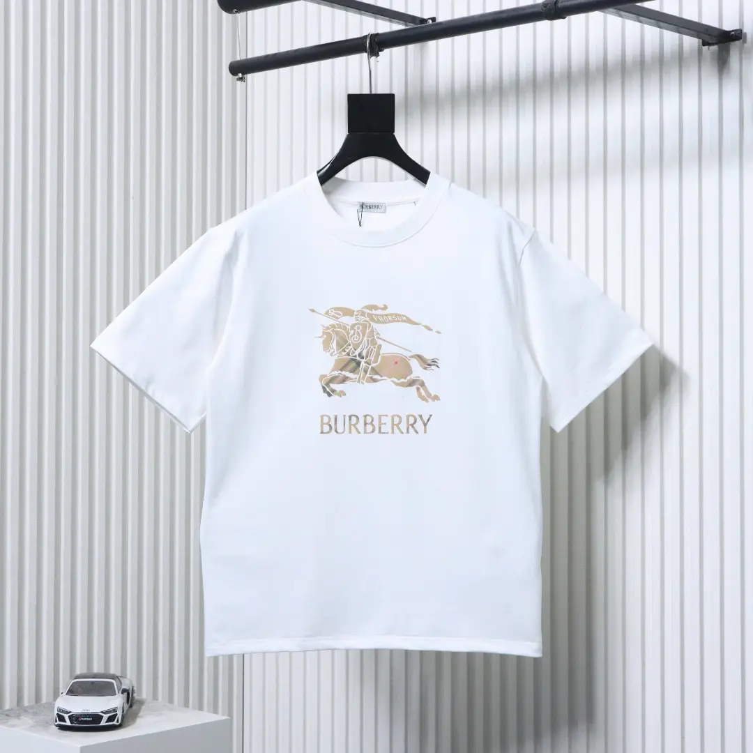 Kurzarm-T-Shirt mit Farbverlauf, Karomuster und Logo-Print eines Kriegspferdes – Bild 10