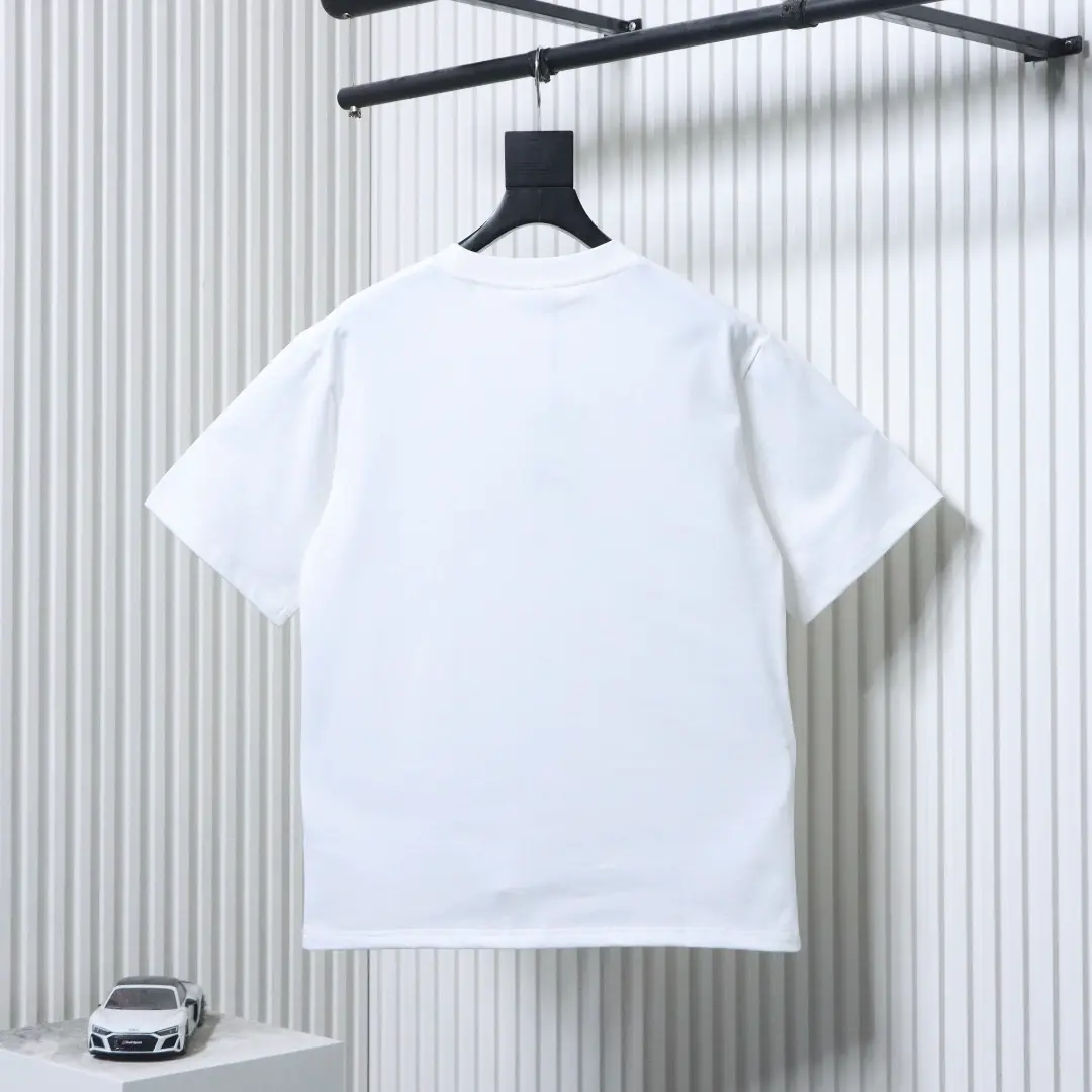 Kurzarm-T-Shirt mit Farbverlauf, Karomuster und Logo-Print eines Kriegspferdes – Bild 11