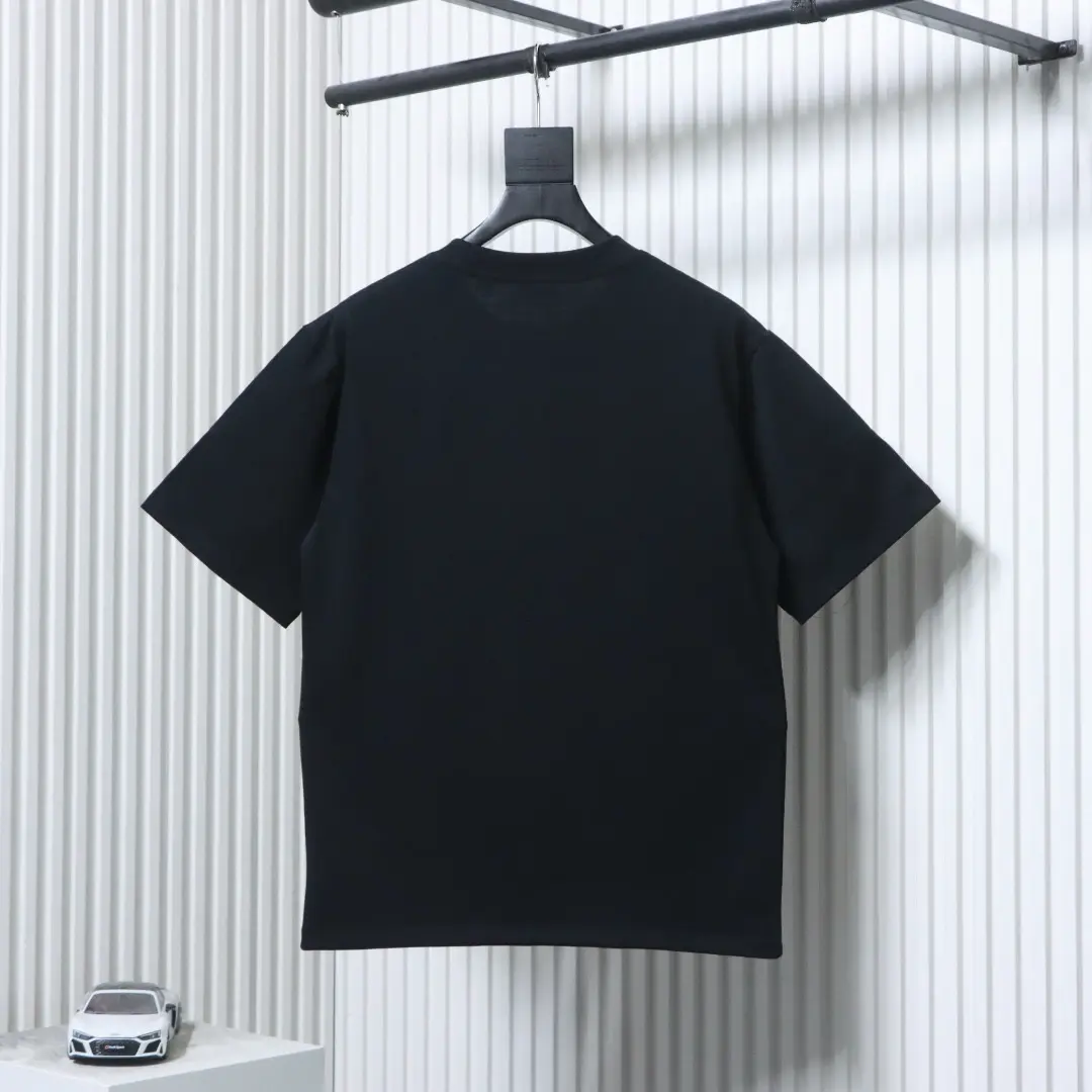 Kurzarm-T-Shirt mit Farbverlauf, Karomuster und Logo-Print eines Kriegspferdes – Bild 2