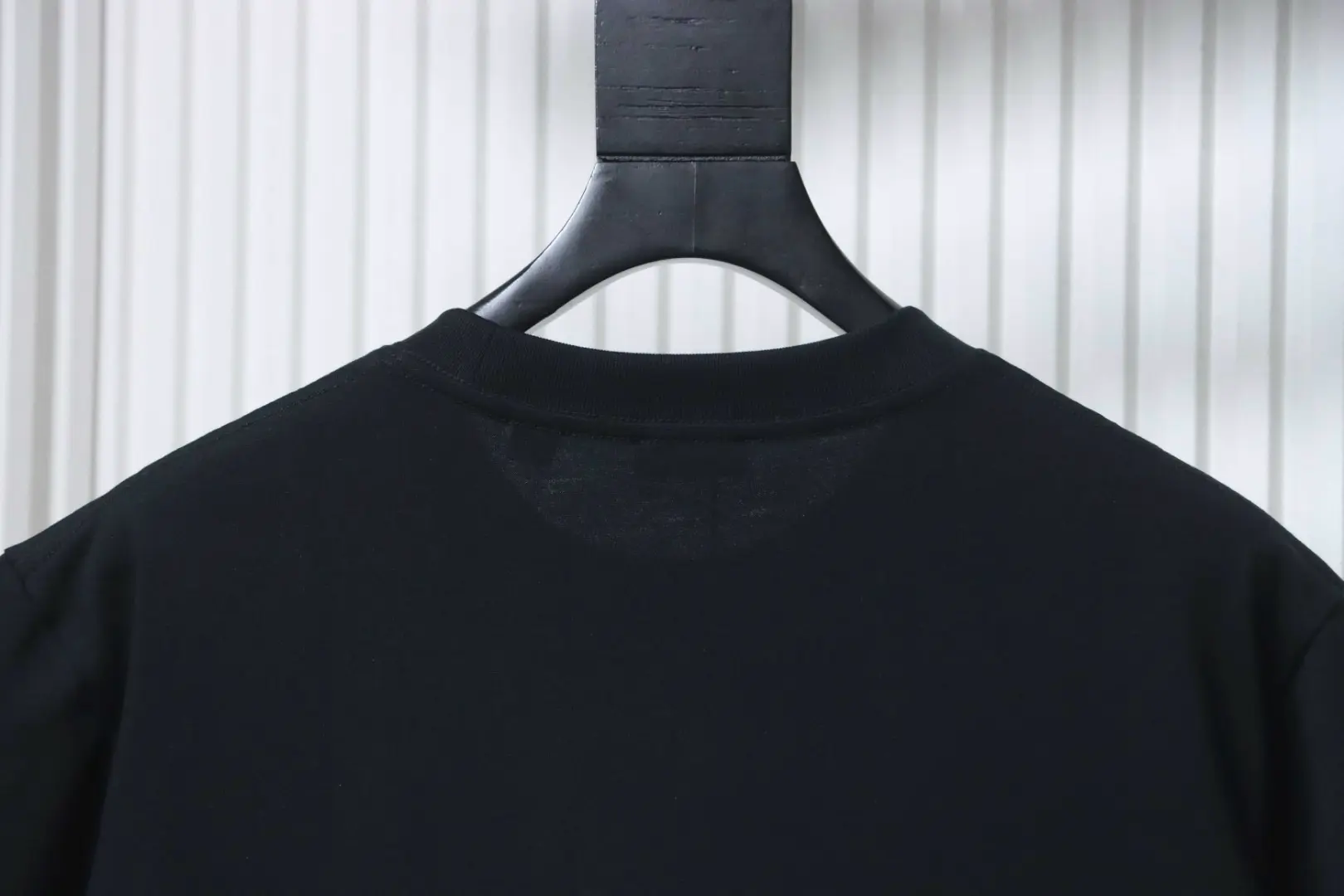 Kurzarm-T-Shirt mit Farbverlauf, Karomuster und Logo-Print eines Kriegspferdes – Bild 4