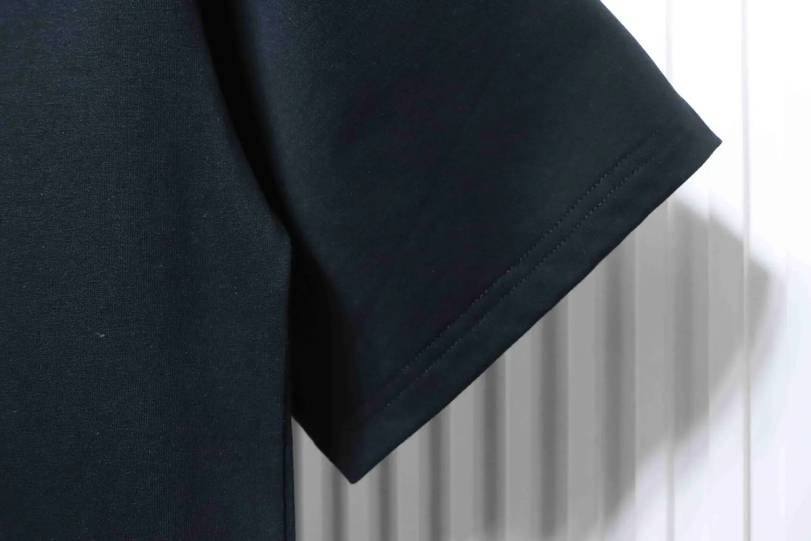 Kurzarm-T-Shirt mit Farbverlauf, Karomuster und Logo-Print eines Kriegspferdes – Bild 6