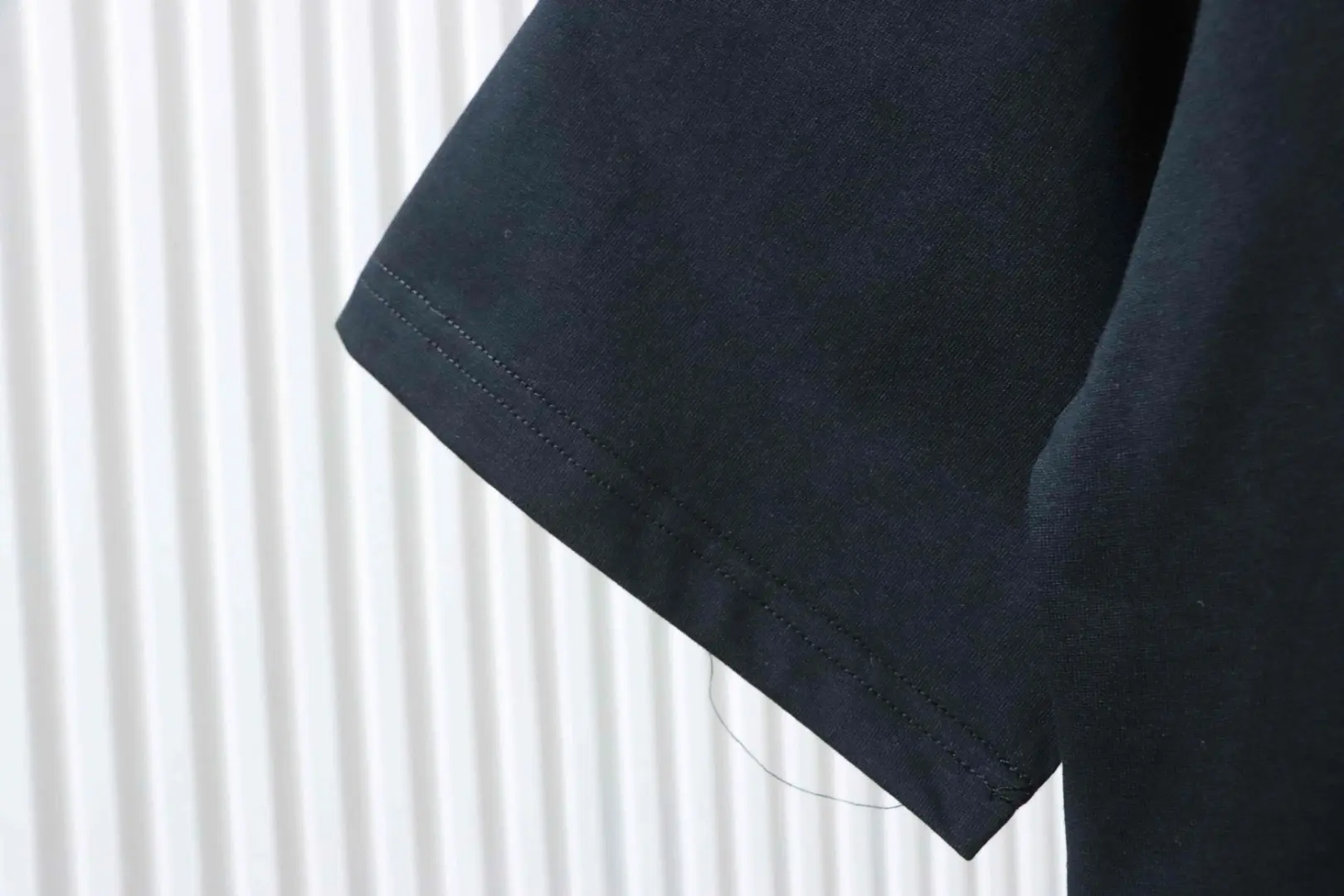 Kurzarm-T-Shirt mit Farbverlauf, Karomuster und Logo-Print eines Kriegspferdes – Bild 7