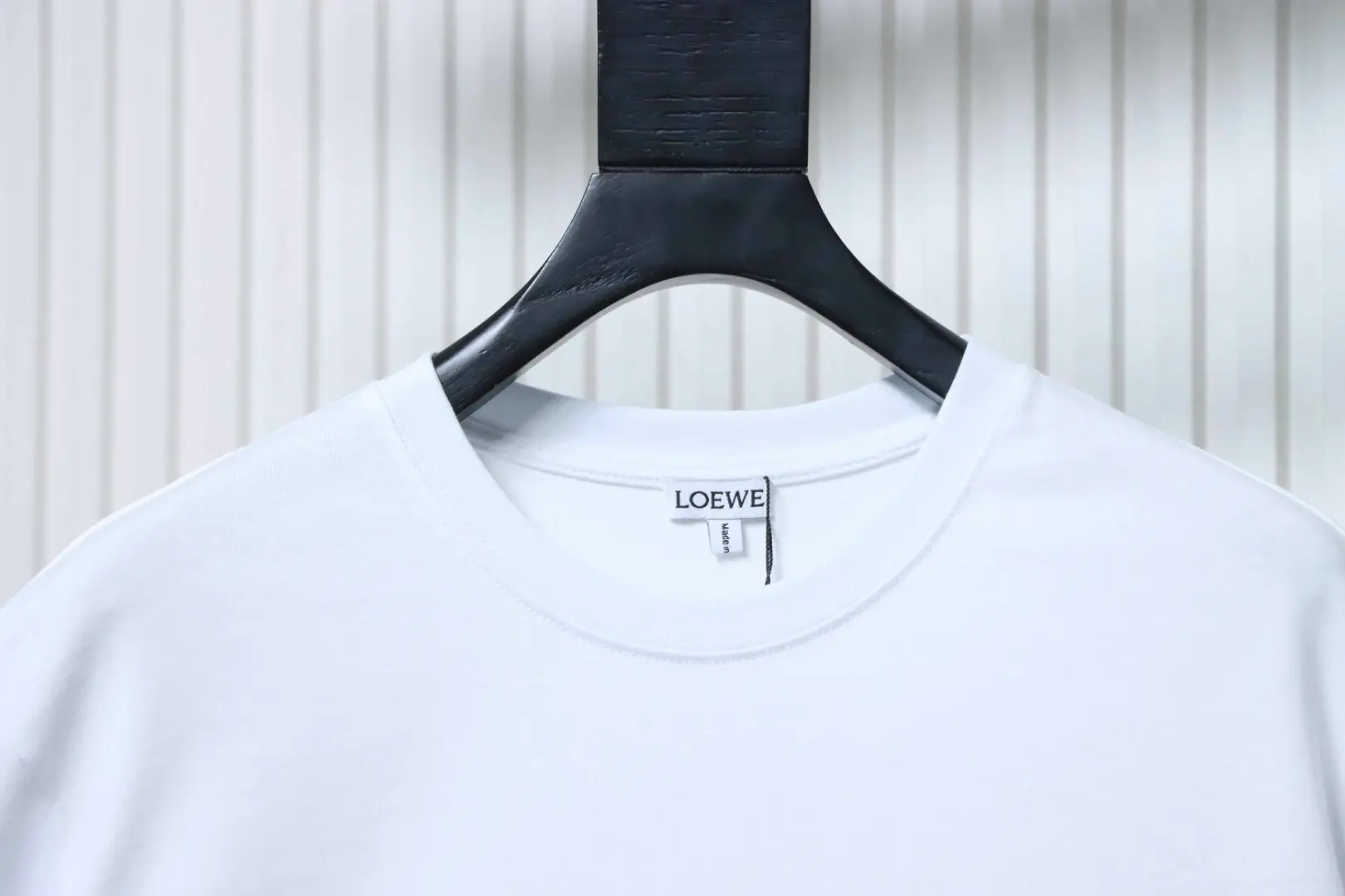 Kurzarm-T-Shirt mit Kätzchenstickerei – Bild 3