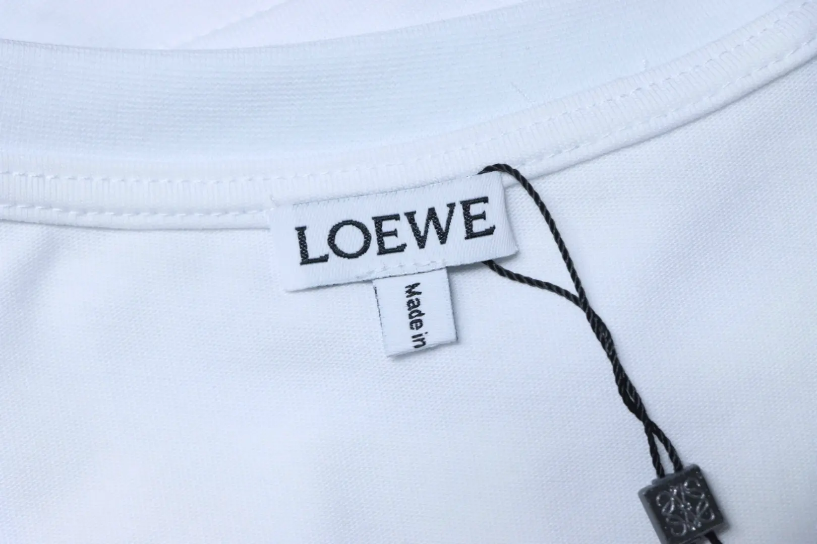 Kurzarm-T-Shirt mit Kätzchenstickerei – Bild 7