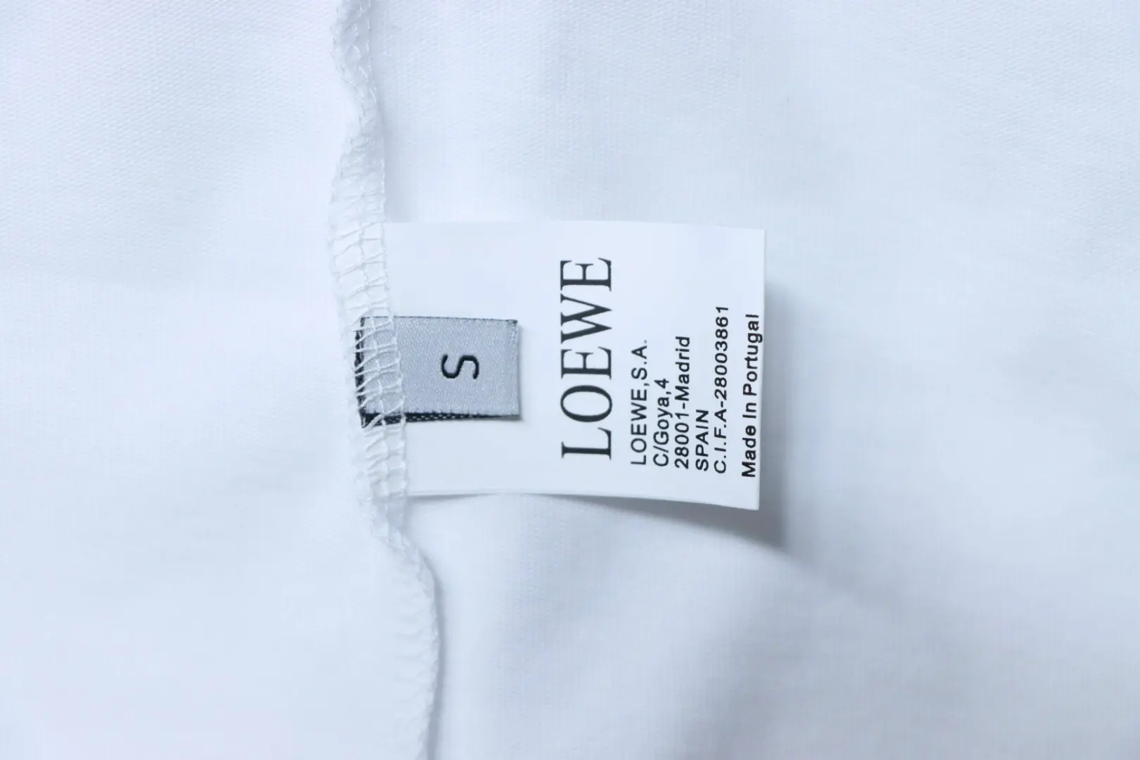 Kurzarm-T-Shirt mit Kätzchenstickerei – Bild 10