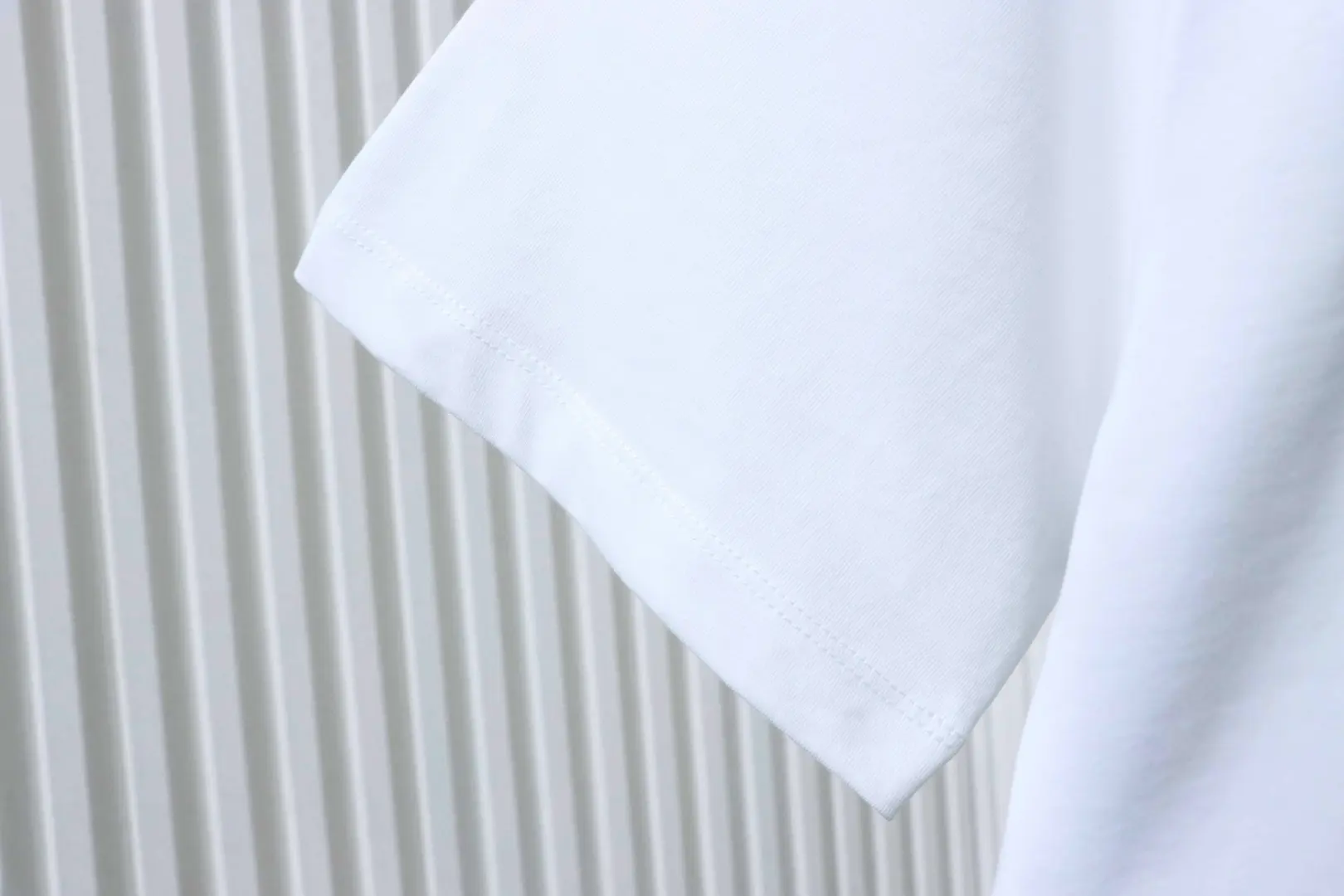 Kurzarm-T-Shirt mit Kätzchenstickerei – Bild 9