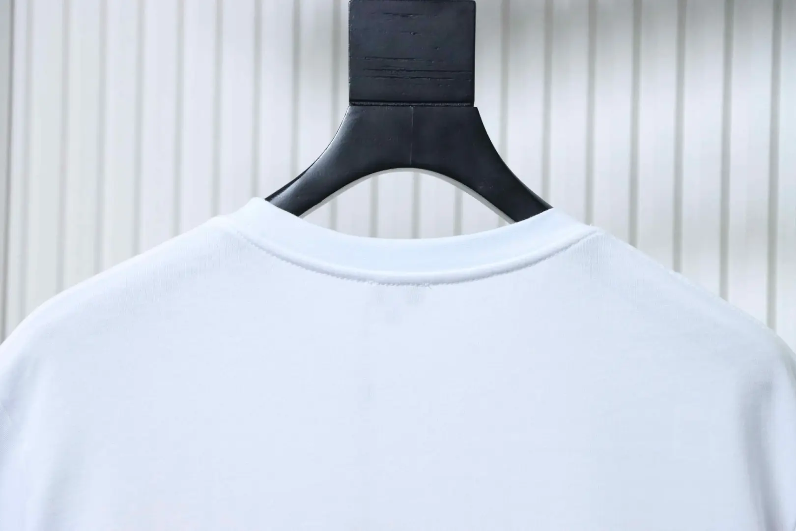 Kurzarm-T-Shirt mit Kätzchenstickerei – Bild 4