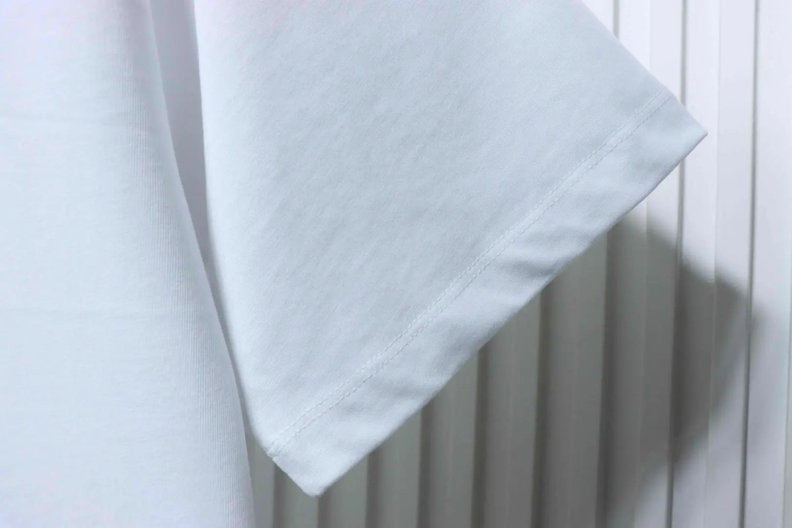 Kurzarm-T-Shirt mit Kätzchenstickerei – Bild 5