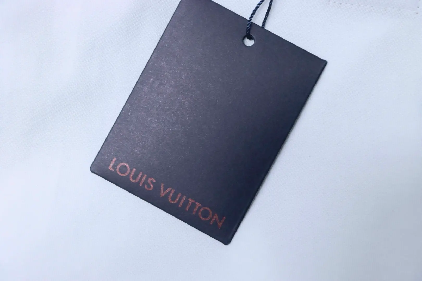 Kurzarm-T-Shirt mit Kronenstickerei – Bild 9