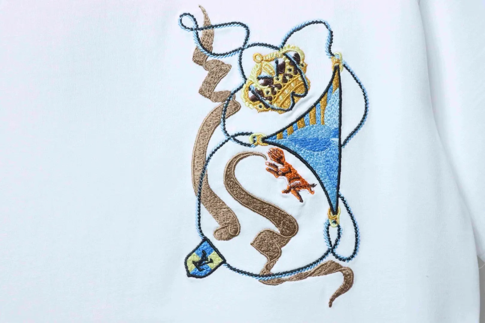 Kurzarm-T-Shirt mit Kronenstickerei – Bild 5