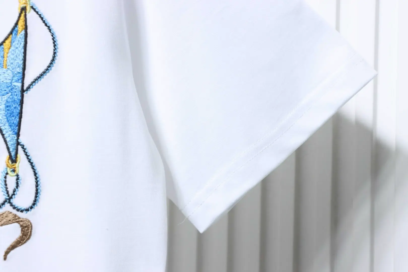 Kurzarm-T-Shirt mit Kronenstickerei – Bild 6