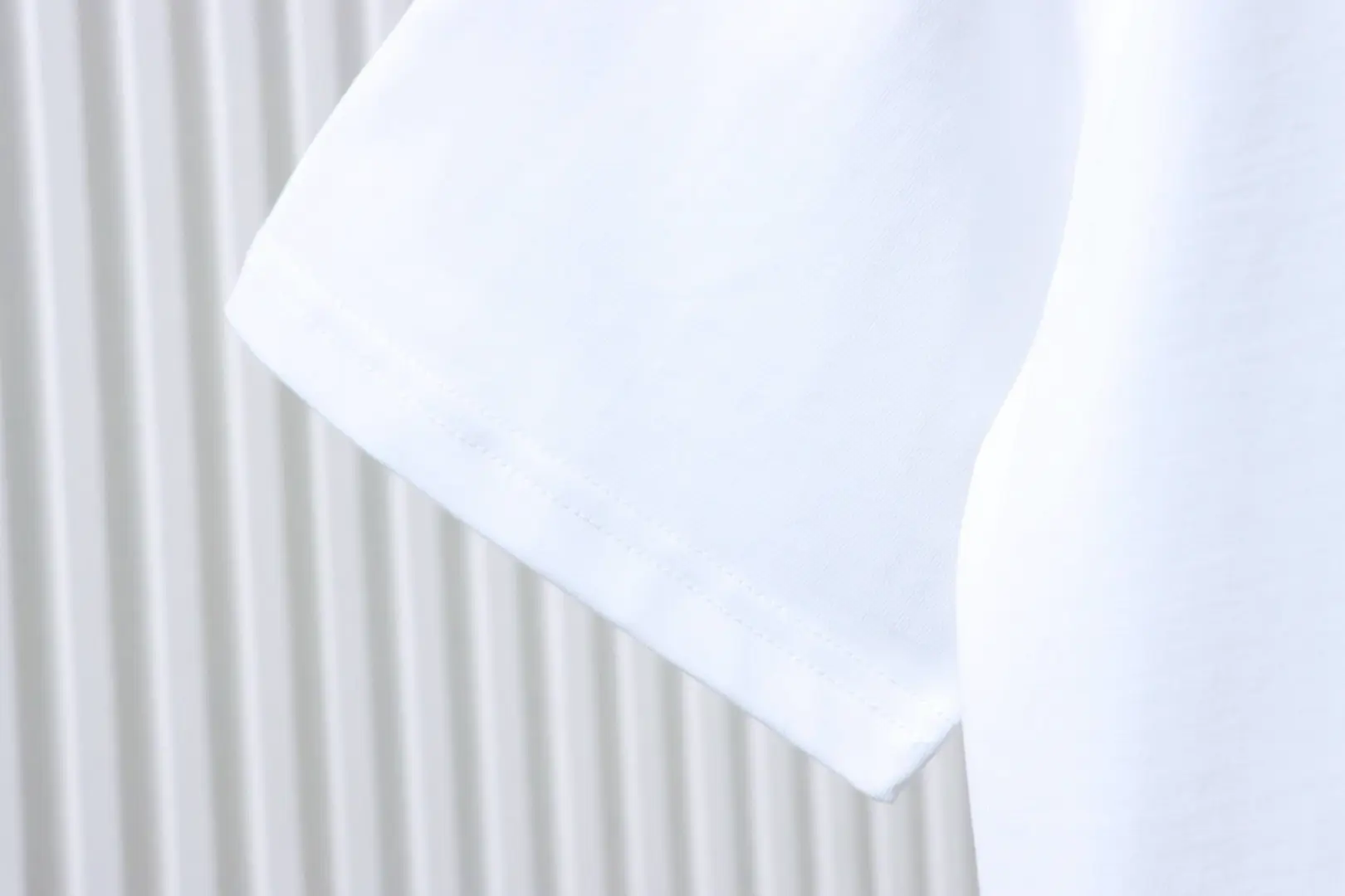 Kurzarm-T-Shirt mit Kronenstickerei – Bild 7