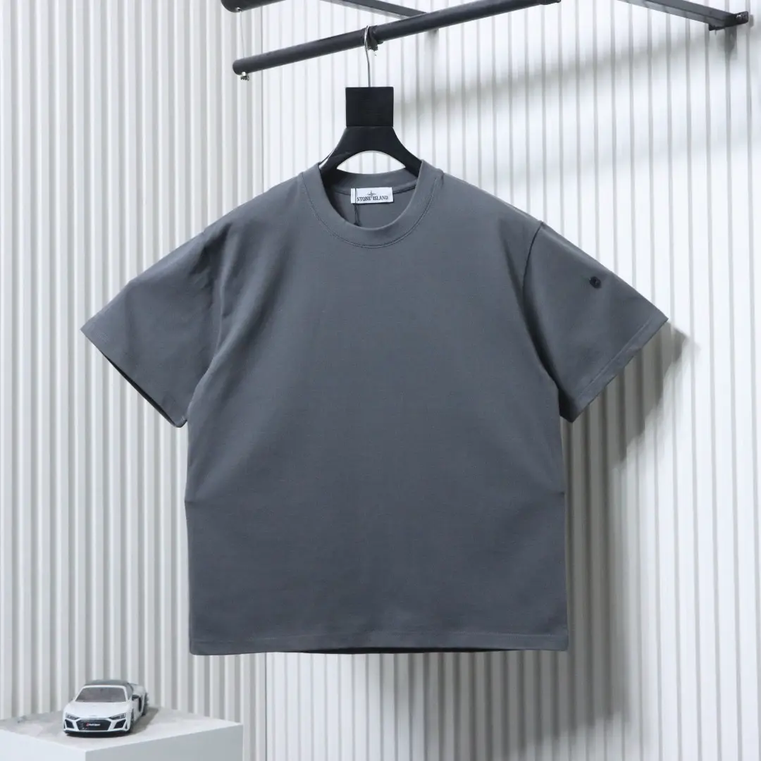 Kurzarm-T-Shirt mit Rundhalsausschnitt, überschnittenen Schultern und Manschettenpatch – Bild 13