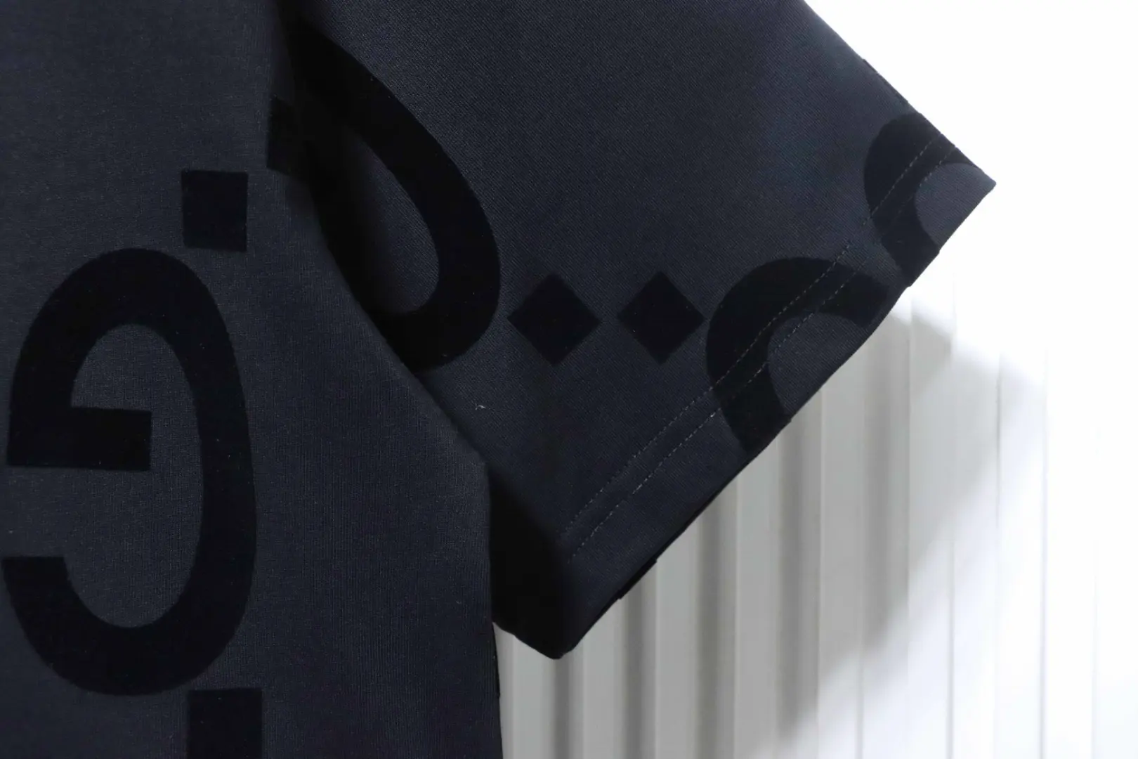 Kurzarm-T-Shirt mit beflocktem Logo – Bild 6