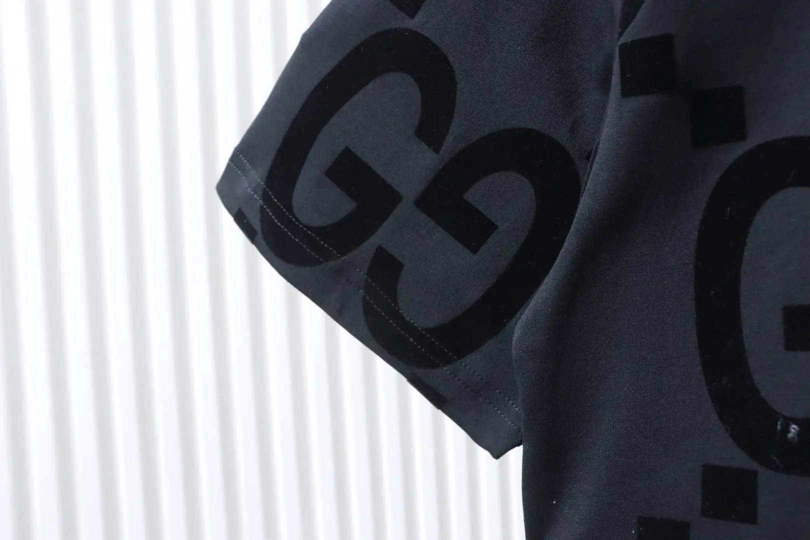 Kurzarm-T-Shirt mit beflocktem Logo – Bild 7