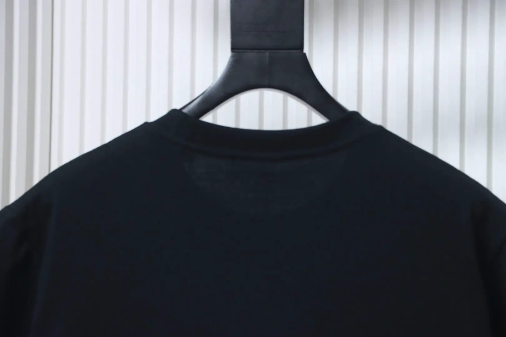 Kurzarm-T-Shirt mit doppelseitigem Kriegspferde-Print – Bild 6