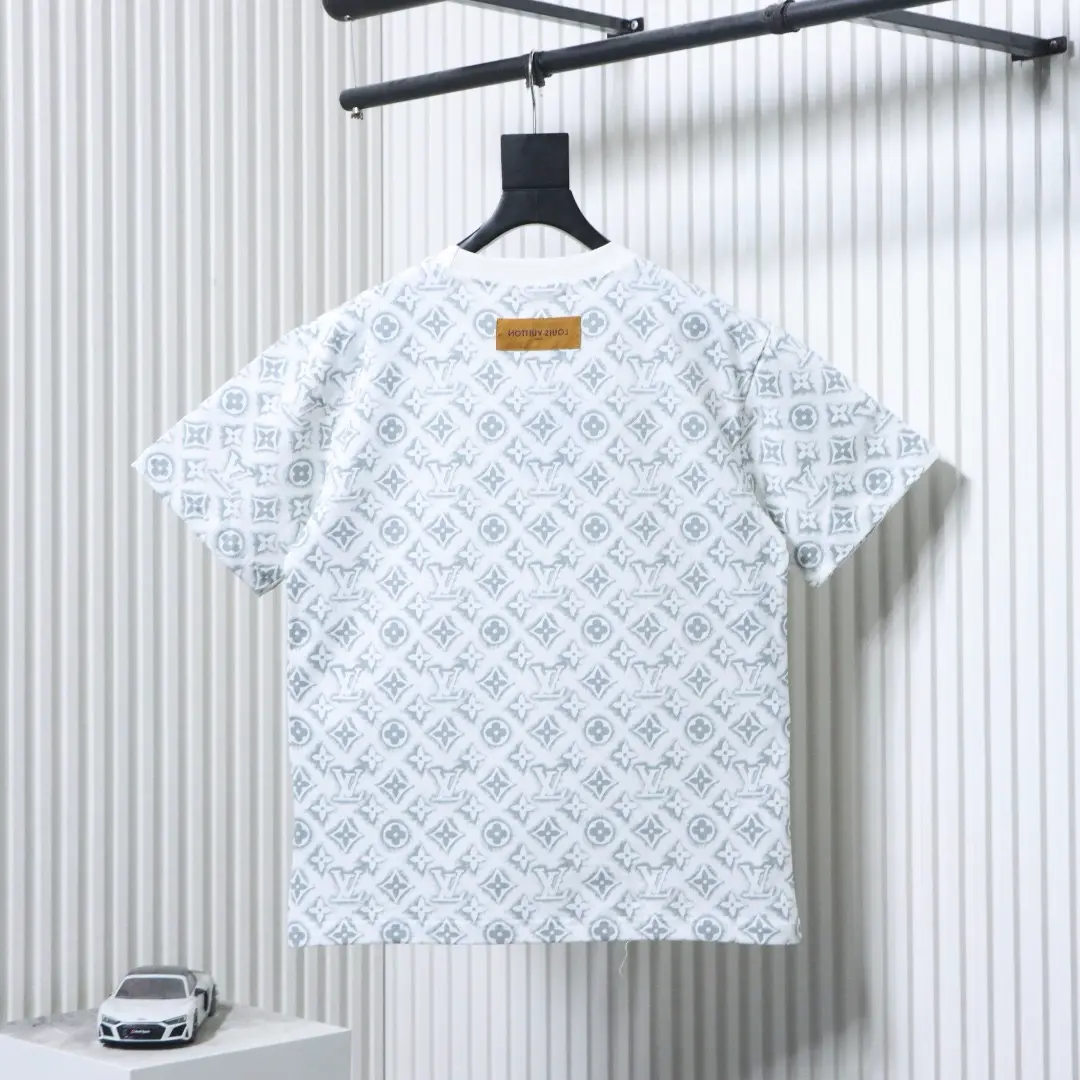 Kurzarm-T-Shirt mit durchgehendem Logo – Bild 12