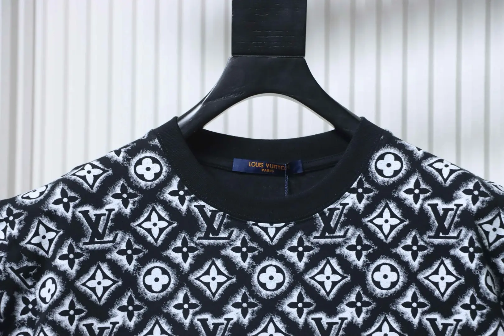 Kurzarm-T-Shirt mit durchgehendem Logo – Bild 3