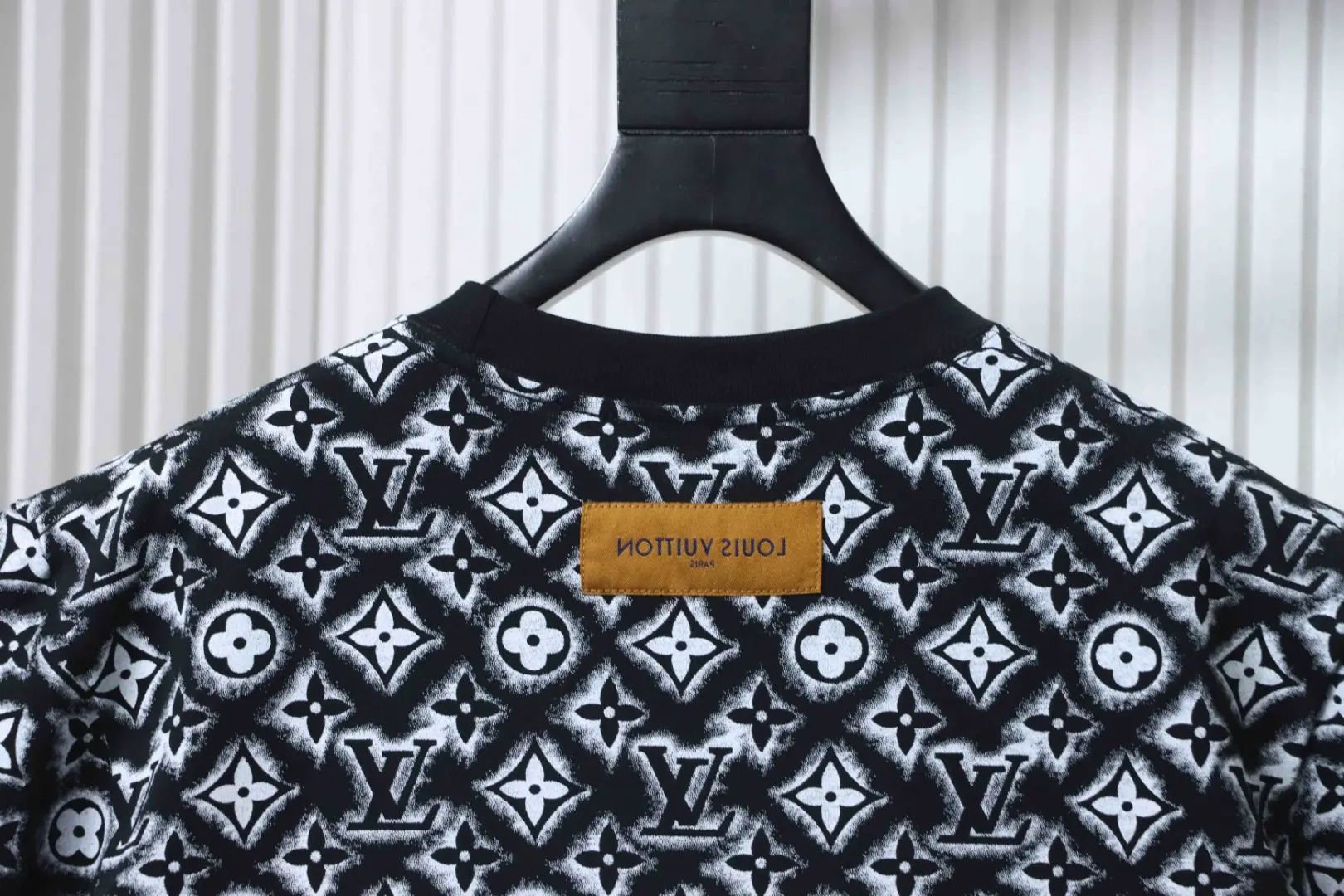 Kurzarm-T-Shirt mit durchgehendem Logo – Bild 4